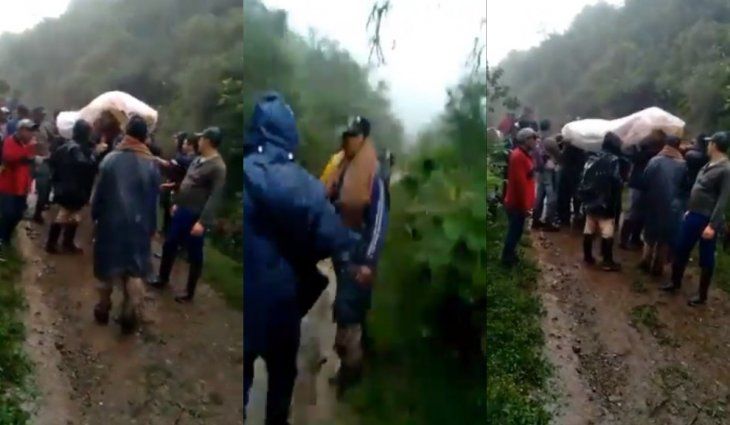 Tucumán: trasladaron 12 horas en andas a una mujer para que la atendieran en una guardia y casi la mandan de regreso a su casa