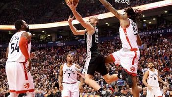 Ginóbili completó su ficha con un robo y una asistencia. (Frank Gunn/The Canadian Press via AP) Ginóbili completó su ficha con un robo y una asistencia. (Frank Gunn/The Canadian Press via AP)