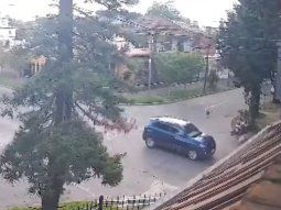 Motociclista fue atropellada por una camioneta y pelea por su vida: el conductor se dio a la fuga