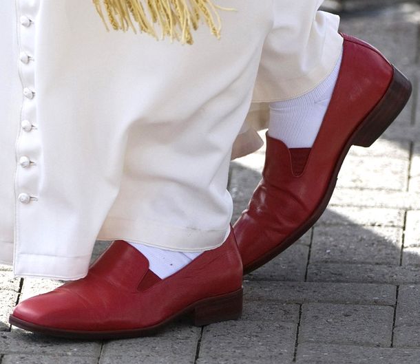 La humildad del Papa reflejada hasta en los zapatos