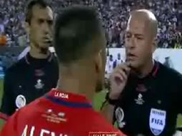 el insolito dialogo de alexis sanchez con el arbitro: hablame despacio... el insolito dialogo de alexis sanchez con el arbitro: hablame despacio...
