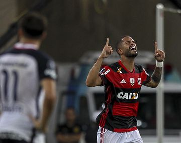 Flamengo festeja ante la impotencia de los jugadores de San Lorenzo