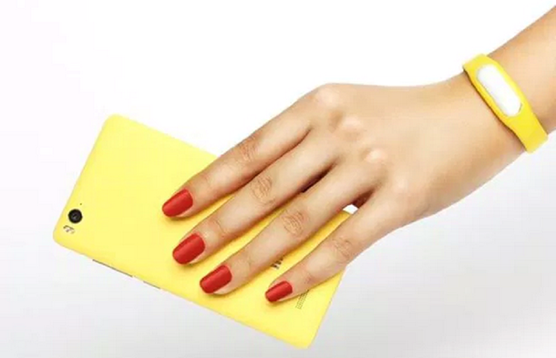 Xiaomi presentó el Mi4c, un teléfono que puede ser un control remoto