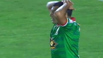 el blooper del arquero de santa fe que casi termina en gol de huracan el blooper del arquero de santa fe que casi termina en gol de huracan