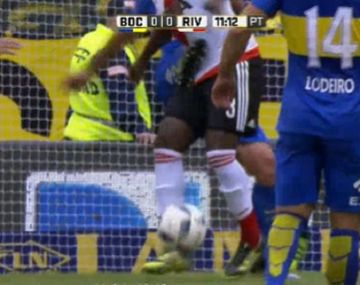 Inentendible: Pablo Pérez pegó una patada sin pelota y fue expulsado