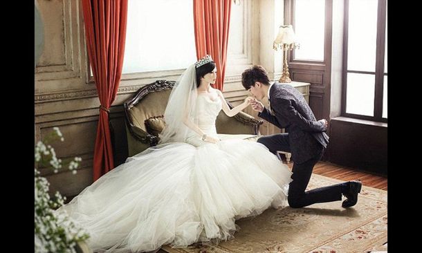 Insólito: Se casa con una muñeca para no enviudar a una mujer real