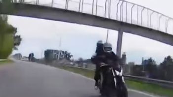 La cámara trasera registró que los delincuentes perseguían a la víctima desde varios kilómetros.