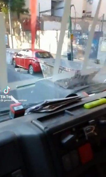 Viral: denuncian que un camionero atrapó un auto entre dos volquetes