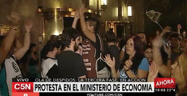 Incidentes en la puerta del ministerio de Economía con estatales despedidos