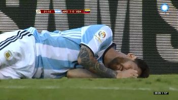 la jugada de la polemica: ¿fue penal de figuera sobre messi? la jugada de la polemica: ¿fue penal de figuera sobre messi?