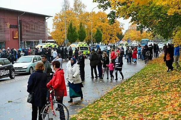 Suecia: un hombre enmascarado atacó una escuela con un sable y mató a un profesor