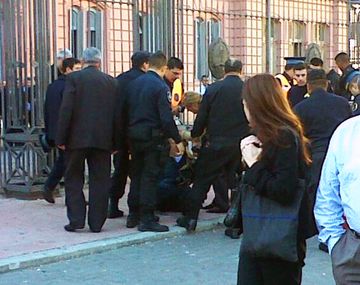 Así intentaron prenderse fuego frente a la Casa Rosada