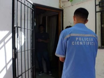 Jugaba a lanzar por el aire a la bebé de sus amigos y le golpeó la cabeza: la nena murió