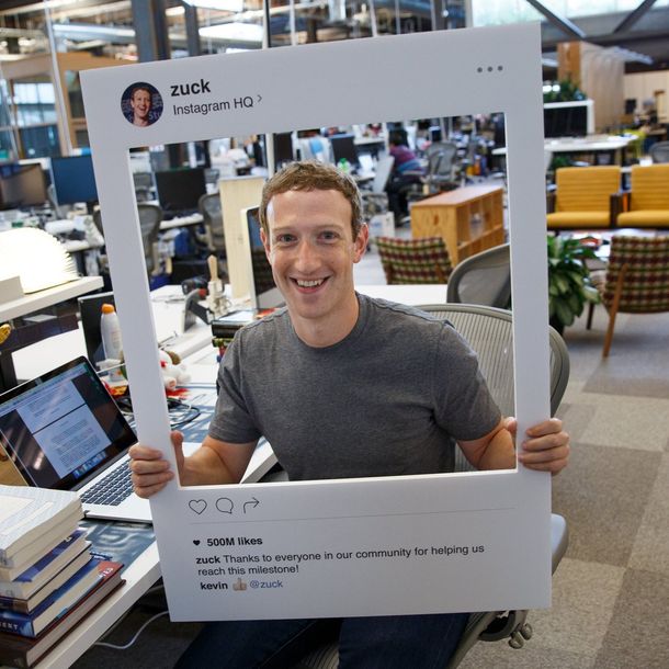 Mark Zuckerberg tapa la cámara de su notebook con una cinta