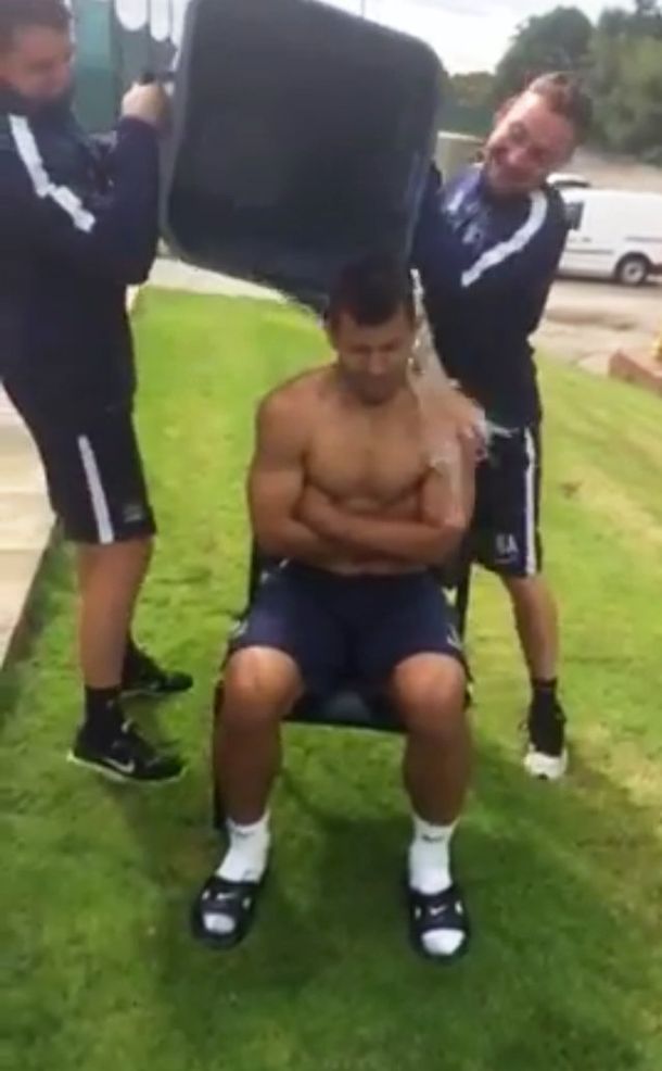 Agüero aceptó el desafío y se animó al baño de agua helada: ¿a quién nominó?