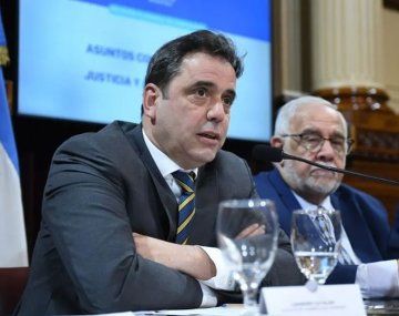 Lisandro Catalán, ministro del Interior.