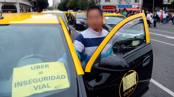 Un taxista agredió a una periodista de Radio 10 por hacer una nota sobre Uber