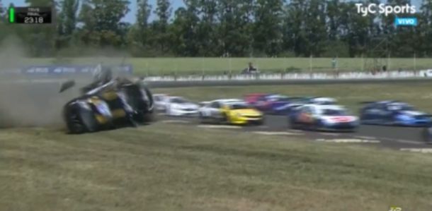 Tremendo choque en el Top Race: el auto de Ulises Campillay voló por el aire y quedó destrozado