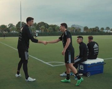 El golazo de Julián Álvarez y la joyita de Dibu Martínez en la práctica de la Selección