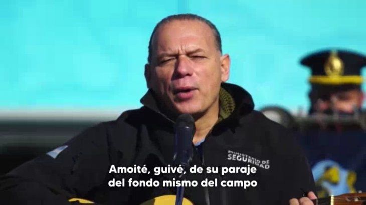 Sergio Berni grabo un video recitando y tocando la guitarra en homenaje a los héroes de Malvinas