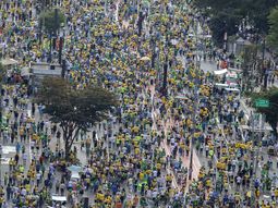 Multitudinarias marchas en Brasil a favor y en contra del gobierno de Rousseff