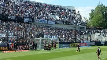 El arquero de Lanús Fernando Monetti recibió un impacto de bomba de estruendo en la cancha de Quilmes El arquero de Lanús Fernando Monetti recibió un impacto de bomba de estruendo en la cancha de Quilmes
