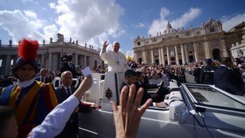 El papa Francisco saluda a los fieles seguidores. El papa Francisco saluda a los fieles seguidores.