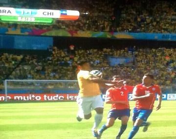 La primera polémica de los octavos: ¿Fue mano de Hulk en el gol anulado a Brasil?