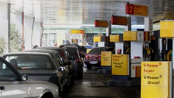 largas filas para cargar combustible por el paro de camioneros largas filas para cargar combustible por el paro de camioneros
