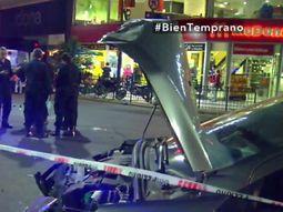 Una ambulancia chocó contra un auto y volcó