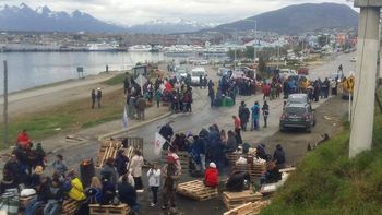 camioneros desalojaron a la fuerza un piquete de trabajadores estatales camioneros desalojaron a la fuerza un piquete de trabajadores estatales