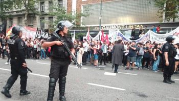 tension frente al cine gaumont: masiva protesta y represion policial