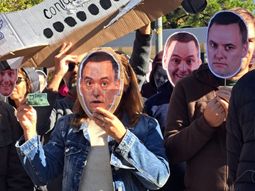 aca nadie esta de adorni, la original protesta de los trabajadores del inti contra otros 700 despidos aca nadie esta de adorni, la original protesta de los trabajadores del inti contra otros 700 despidos