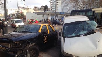 fuerte choque entre un colectivo del metrobus y una camioneta en palermo: hay 14 heridos fuerte choque entre un colectivo del metrobus y una camioneta en palermo: hay 14 heridos