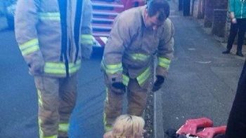 quedo atascada en una alcantarilla por querer recuperar su celular quedo atascada en una alcantarilla por querer recuperar su celular