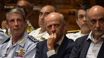 El ministro de Defensa, Javier García, junto al ministro de Trabajo y Seguridad Social, Pablo Mieres, y los altos mandos de las Fuerzas Armadas. El ministro de Defensa, Javier García, junto al ministro de Trabajo y Seguridad Social, Pablo Mieres, y los altos mandos de las Fuerzas Armadas.