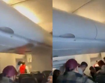 Video: intentó abrir la puerta del avión y un tripulante terminó con una fractura