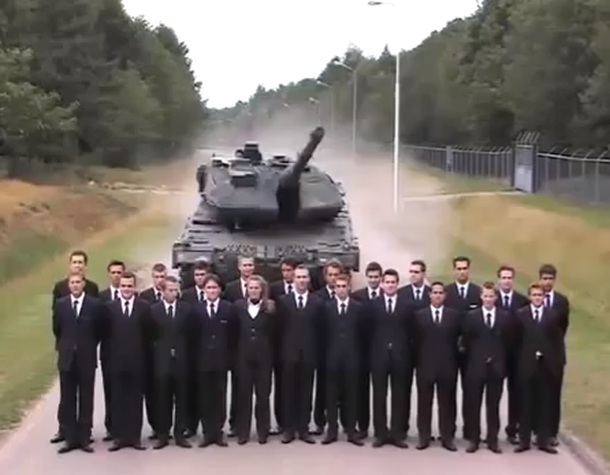 [VIDEO] Confianza ciega: de espaldas con un tanque de guerra a toda velocidad