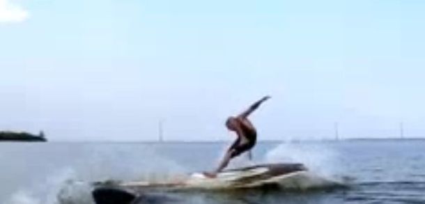 Un manatí le dio el susto de su vida a un surfer descuidado