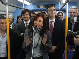 cristina presento el nuevo tren sarmiento: algunos decian que era un fotomontaje