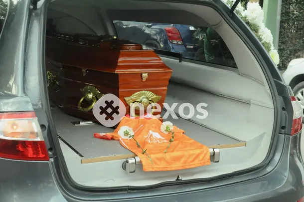 El féretro con el cuerpo de Joaquín Sperani y la camiseta que usaba en el Club Huracán de Laboulaye. Foto: www.nexosdelsur.com El féretro con el cuerpo de Joaquín Sperani y la camiseta que usaba en el Club Huracán de Laboulaye. Foto: www.nexosdelsur.com