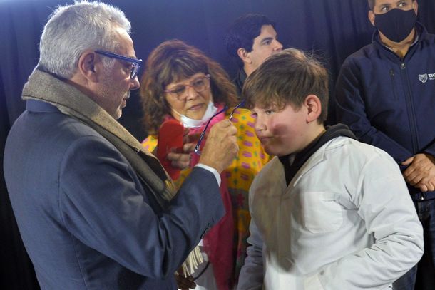 Tigre: el Municipio entregó anteojos a los estudiantes
