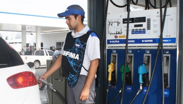 Después de haber aumentado la nafta $2, YPF ahora la bajó $0,30