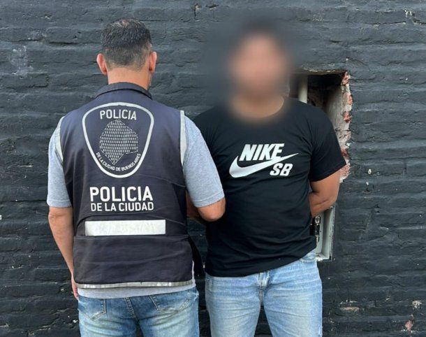 Detuvieron en la cancha a un hincha de Deportivo Riestra que estaba prófugo por abuso sexual