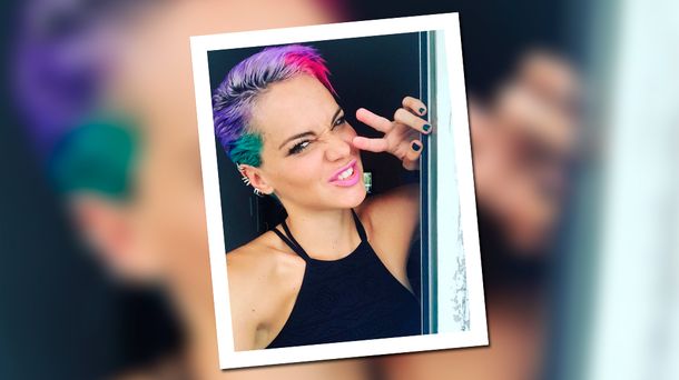 Luz Cipriota se la jugó y se tiñó el pelo multicolor