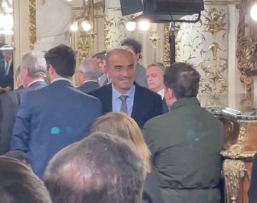 Reapareció Lule Menem: el particular saludo con Santiago Caputo