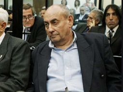Le otorgan prisión domiciliaria al ex médico represor de la ESMA