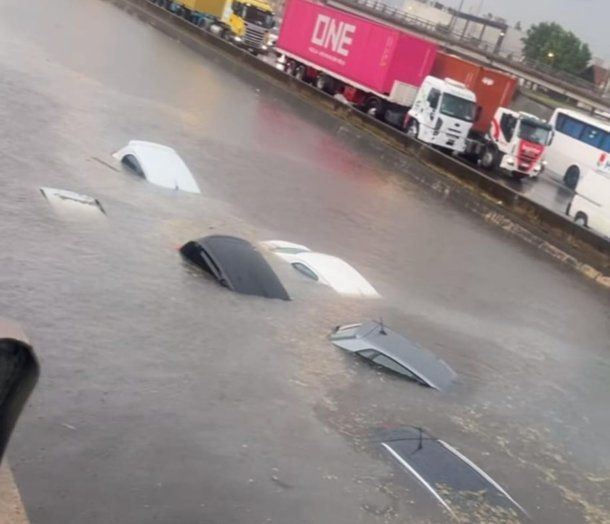 Impactantes imágenes del temporal: autos bajo el agua en la Panamericana