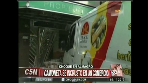 Una camioneta que transportaba churros se inscrustó contra un edificio en Almagro