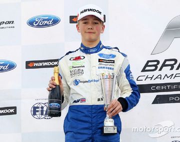 La felicidad del joven Monger, recibiendo un premio